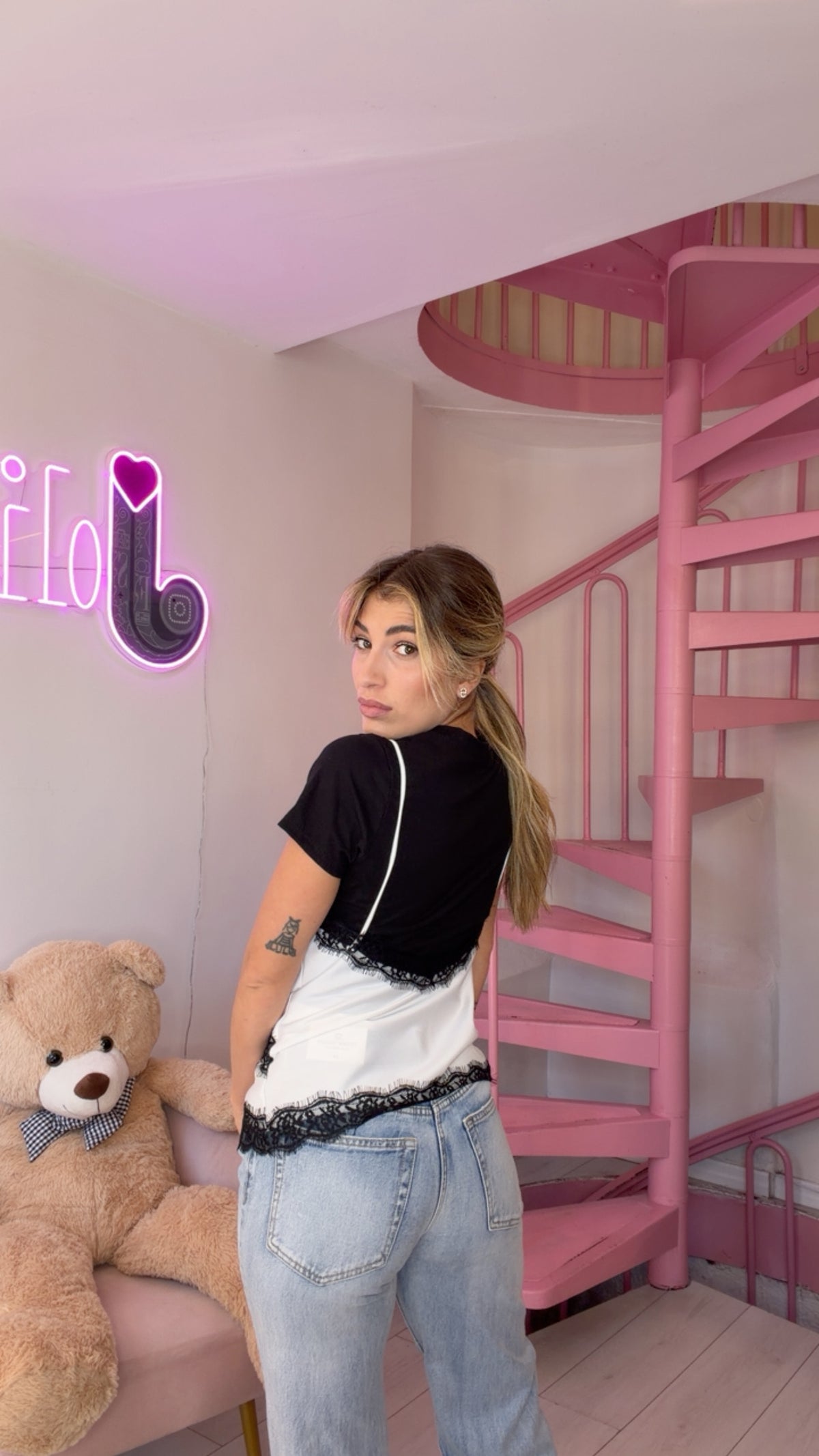 T-shirt con top in raso