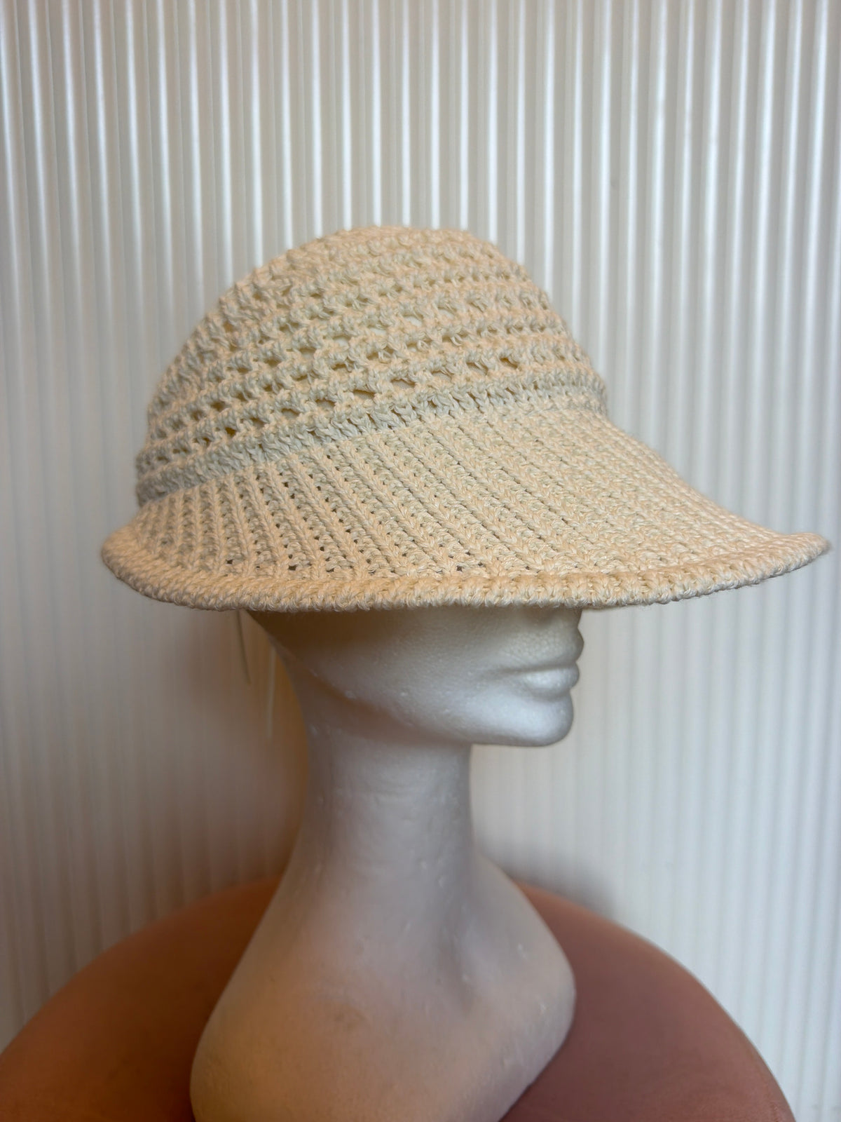 Cappello crochet con visiera