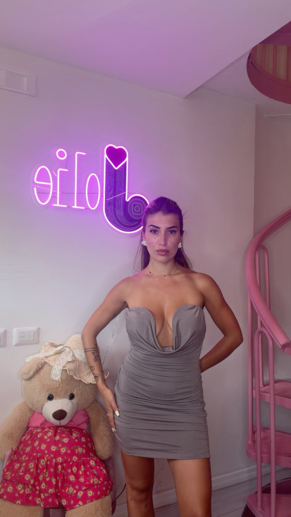 Abito scollo a U rigido