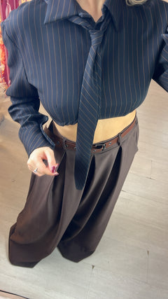 Camicetta cropped con cravatta