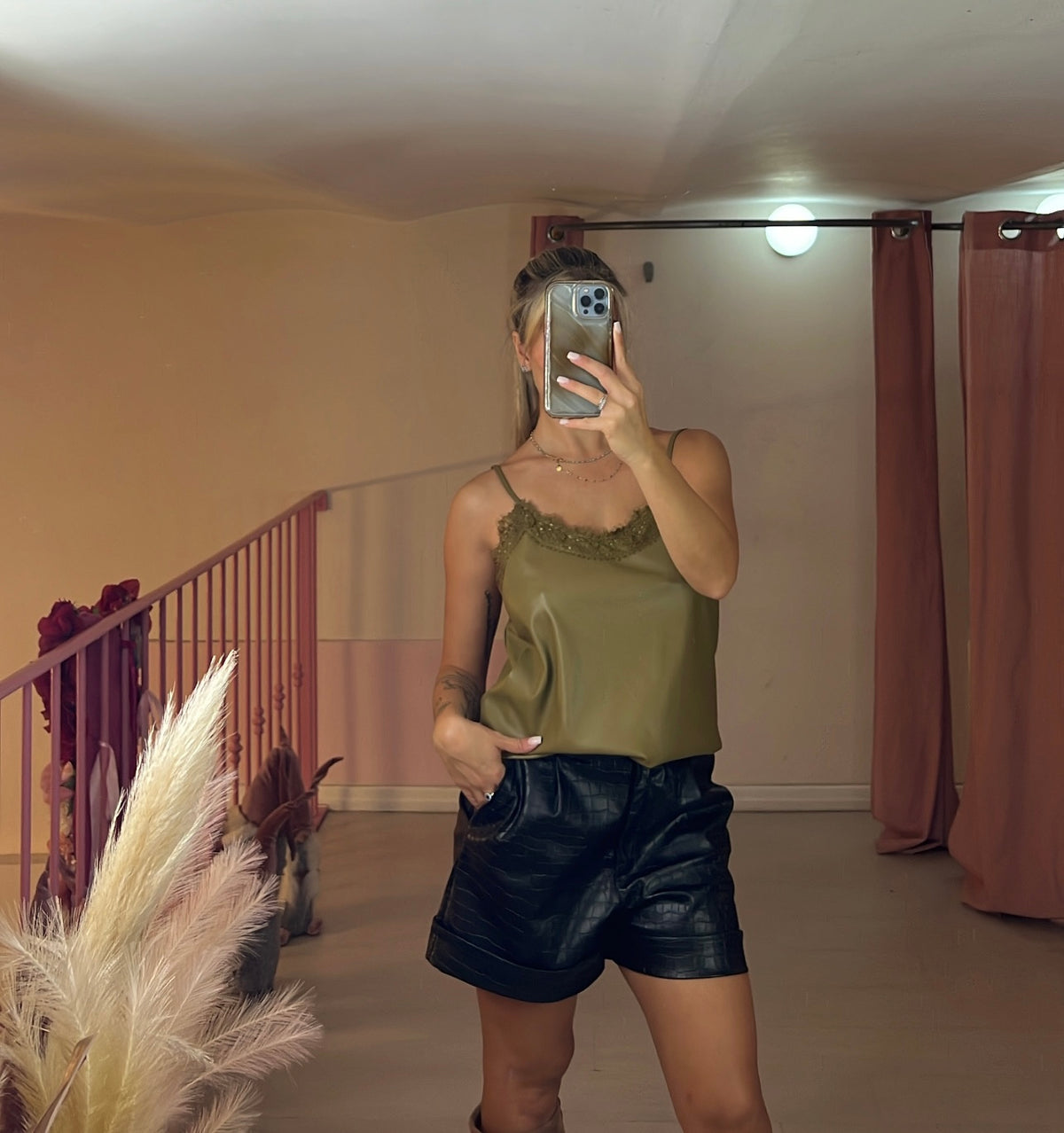Top ecopelle con pizzo