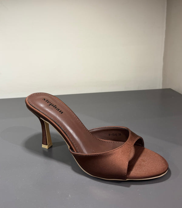 Mules marrone in Raso