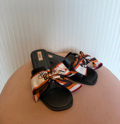 Sandalo nero H con foulard