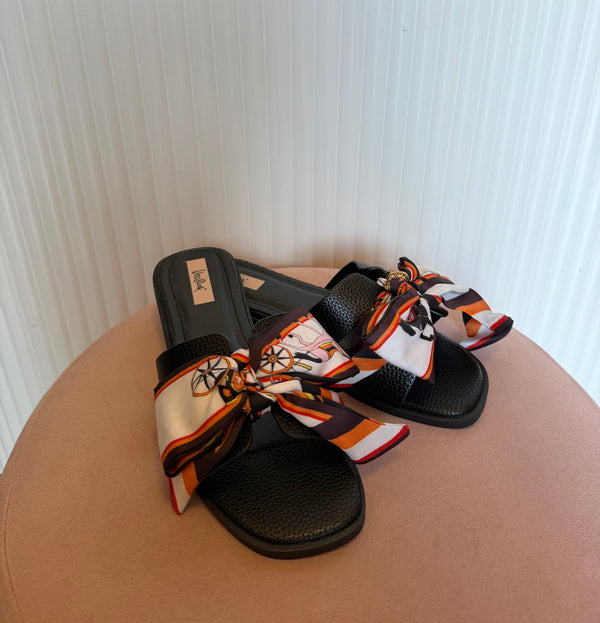 Sandalo nero H con foulard