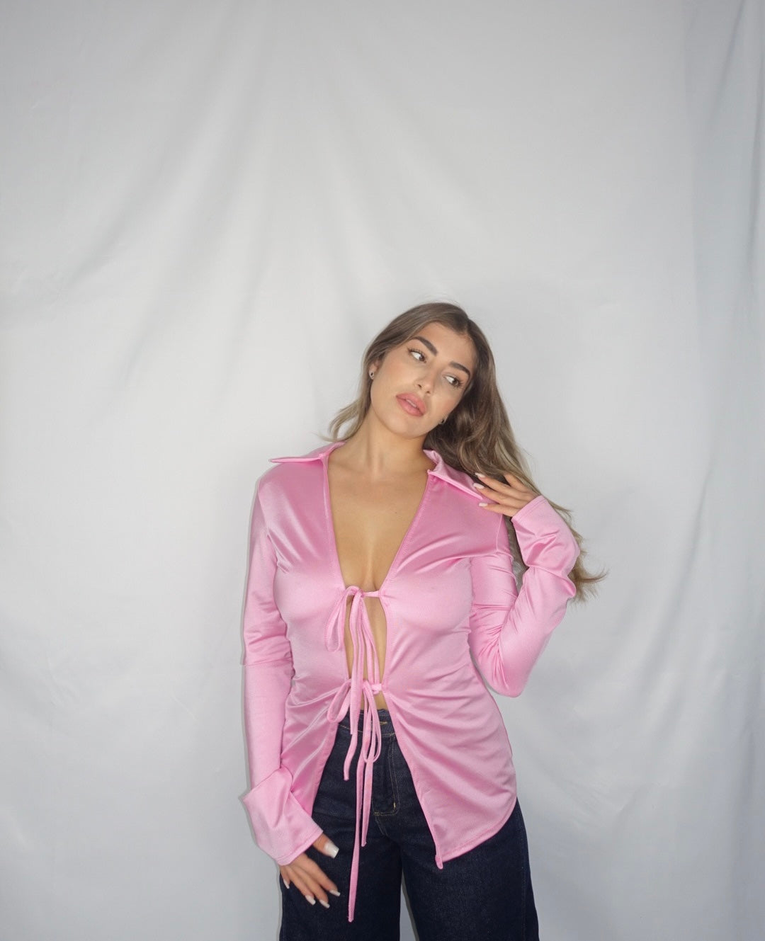 Camicia seta con scollo a V e lacci sul davanti